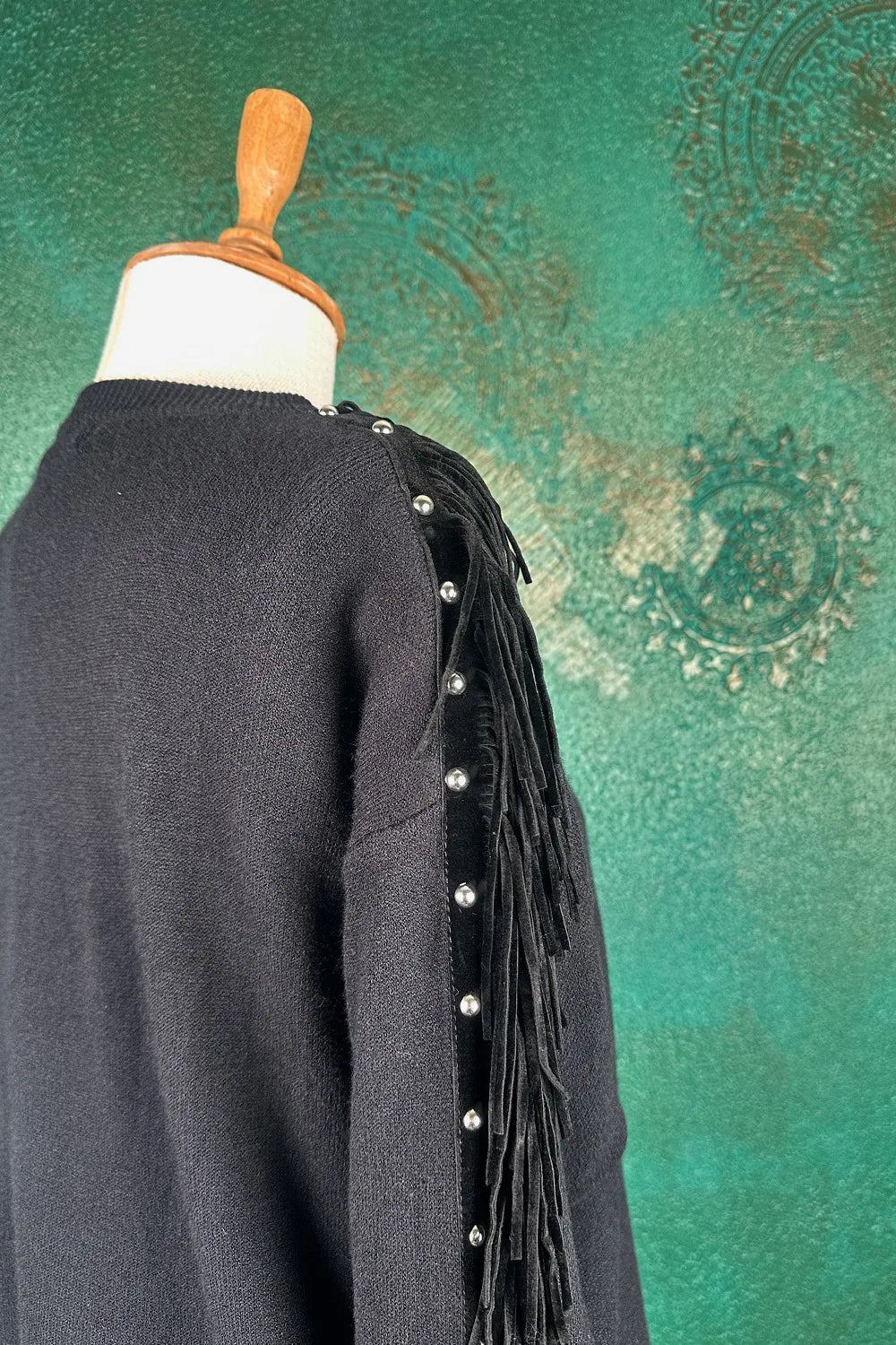 Püskül Detaylı Triko Kazak