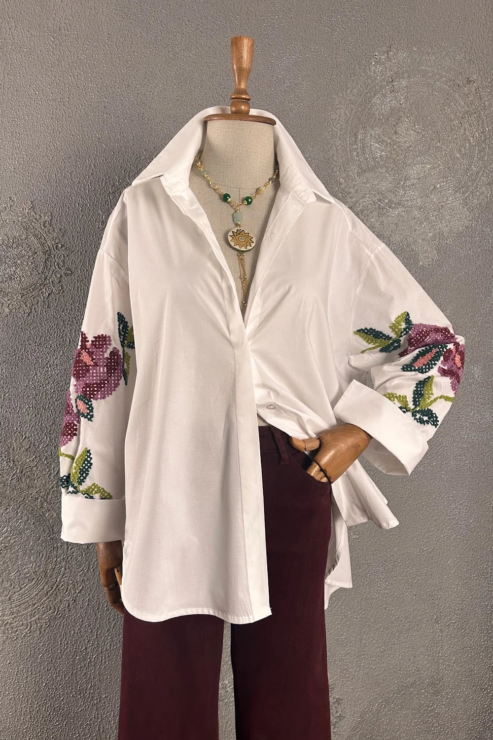 Krem nakışlı oversize gömlek, çiçek detaylı, kadın koleksiyonu, rahat kesim, önden görünüm