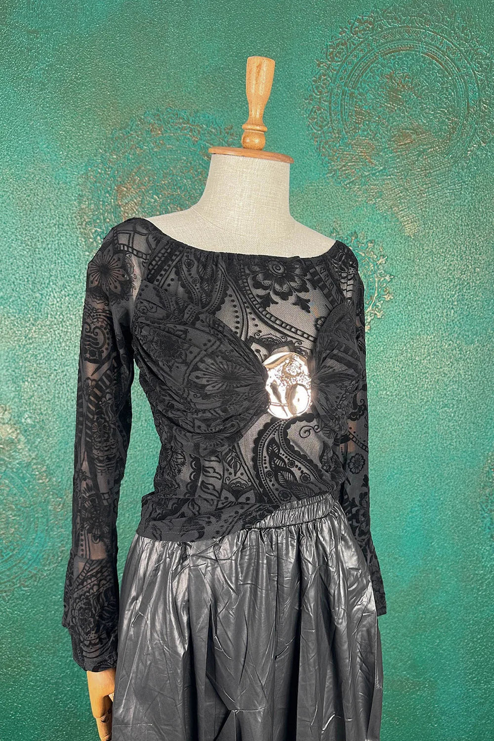 Aksesuar Detaylı Transparan Bluz