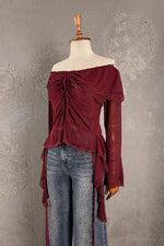 Bordo dantel detaylı romantik bluz, kadın asimetrik kesim, uzun kollu, off-shoulder tasarım, önden görünüm