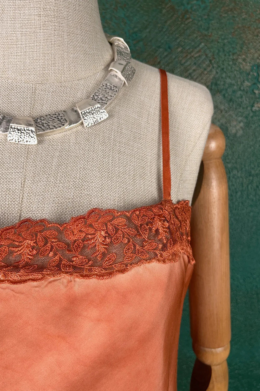 Dantel Detaylı Saten Bluz