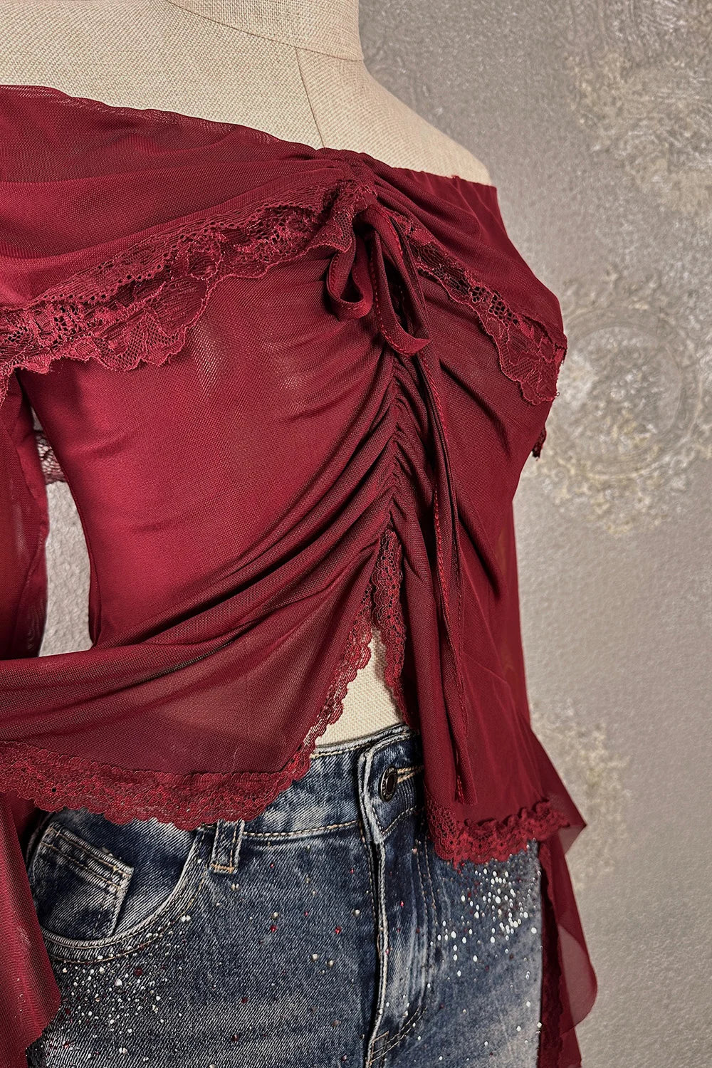 Bordo dantel detaylı romantik bluz, kadın giyim, bağcıklı kesim, şifon kumaş, önden görünüm