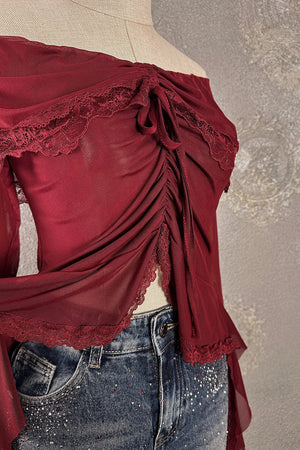 Bordo dantel detaylı romantik bluz, kadın giyim, bağcıklı kesim, şifon kumaş, önden görünüm