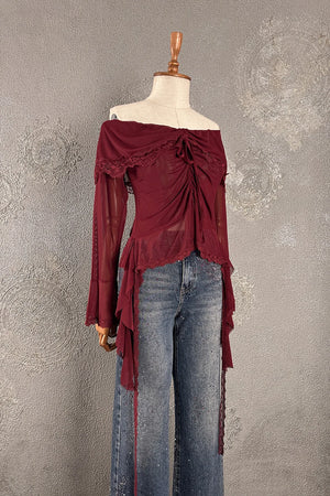 Bordo dantel detaylı romantik bluz, kadın off-shoulder tasarım, uzun volanlı kollar, bağcıklı ön detay, şık görünüm