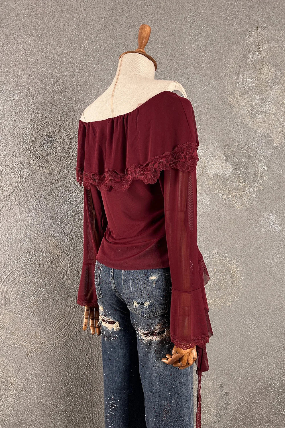 Bordo dantel detaylı romantik bluz, kadın giyimi, off-shoulder kesim, uzun volanlı kollar, önden görünüm