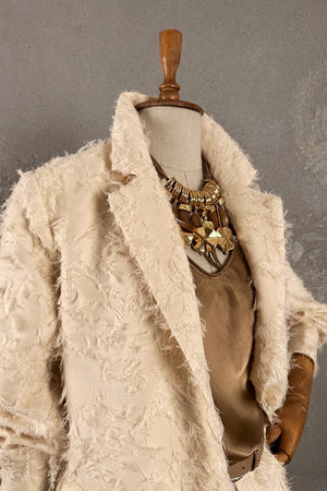 Krem dokulu şort takım, kadın oversize fırfırlı ceket, altın detaylı aksesuar, şık casual stil