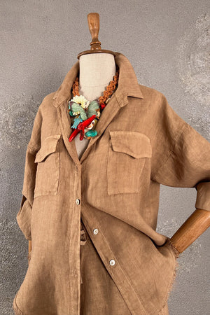Krem keten gömlek ceketi kadın, oversize kesim, cep detaylı, dekoratif kuş broş aksesuarı, ön görünüş