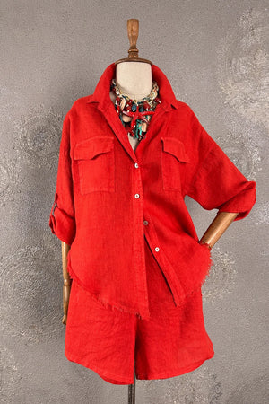 Kırmızı keten gömlek elbise, kadın, oversize kesim, cep detaylı, dekoratif kolye aksesuar, ön görünüm