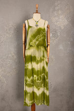 Yeşil batik ipek elbise, kadın, uzun kesim, pleated detaylı, askılı, ön görünüm, doğal desen