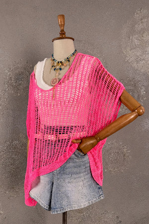 Neon pembe file merserize bluz, açık örgü detaylı, beyaz iç gömlekli, kadın oversize kesim, ön görünüm.