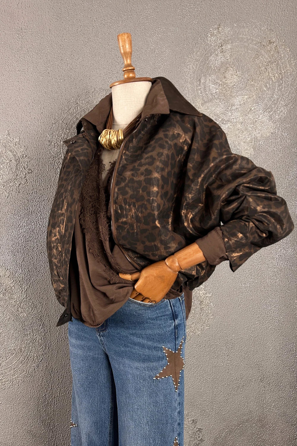 Leopar desenli crop mont, kahverengi deri detaylı, oversize kesim, kadın moda ceketi, önden görünüm