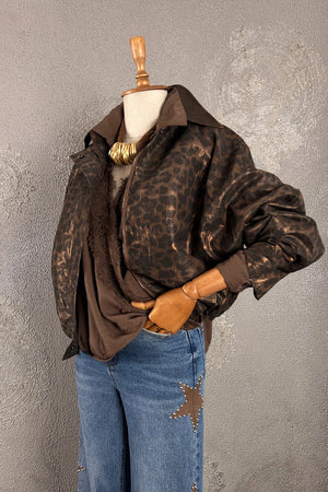 Leopar desenli crop mont, kahverengi deri detaylı, oversize kesim, kadın moda ceketi, önden görünüm