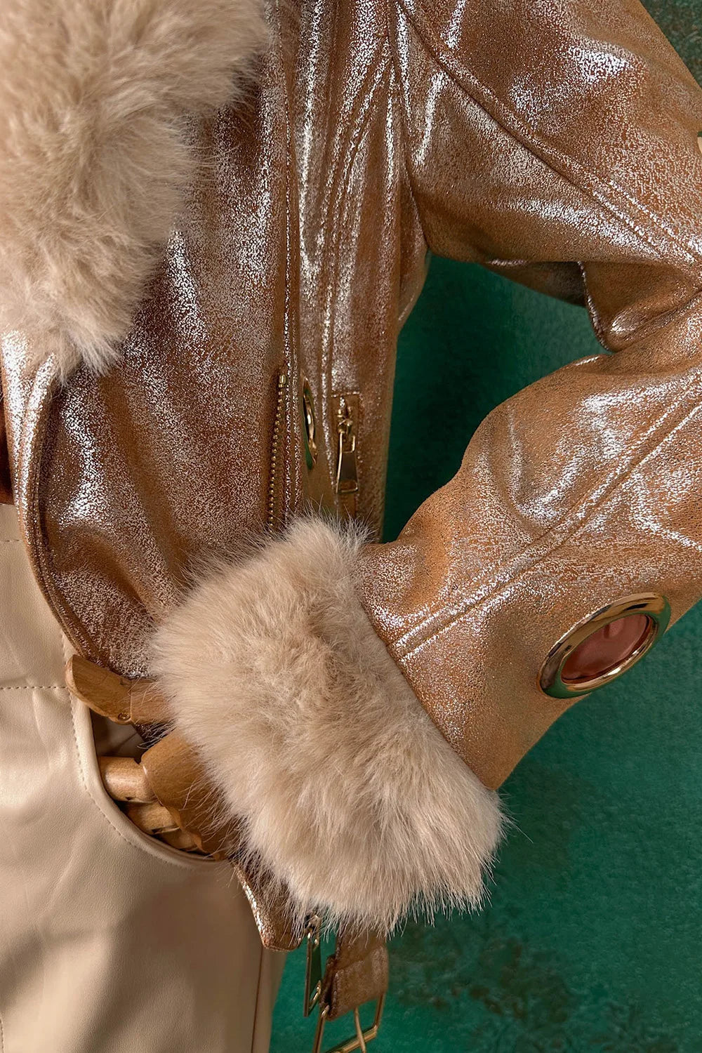 Kürk Detaylı Parlak Bronz Mont
