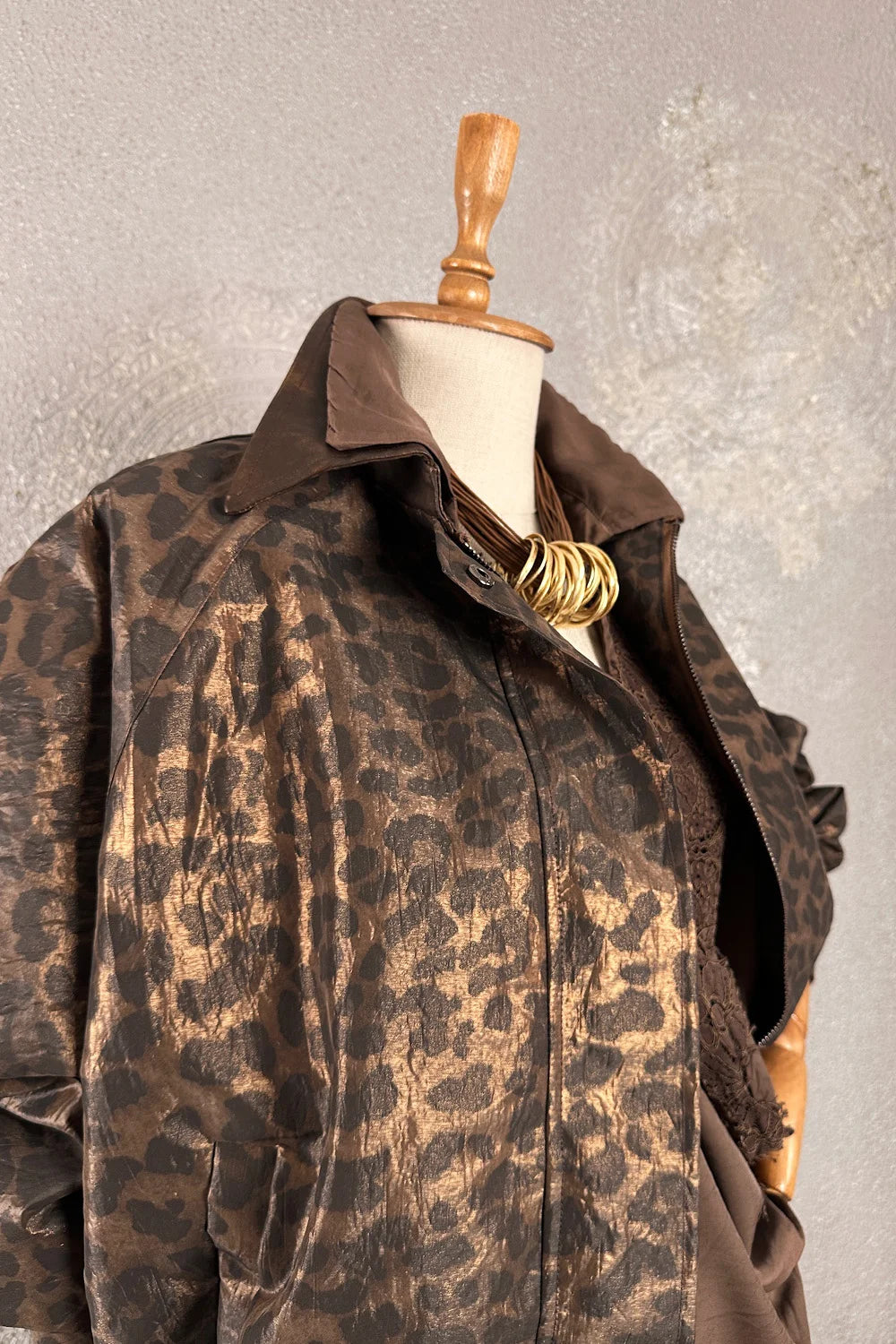 Leopar desenli crop mont, kahverengi-altın rengi, metalik detaylı, kadın giyim, önden görünüm