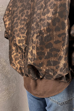 Leopar desenli crop mont, kahverengi tonları, kadın giyim, yandan detay görünüm, şık ve trend kesim