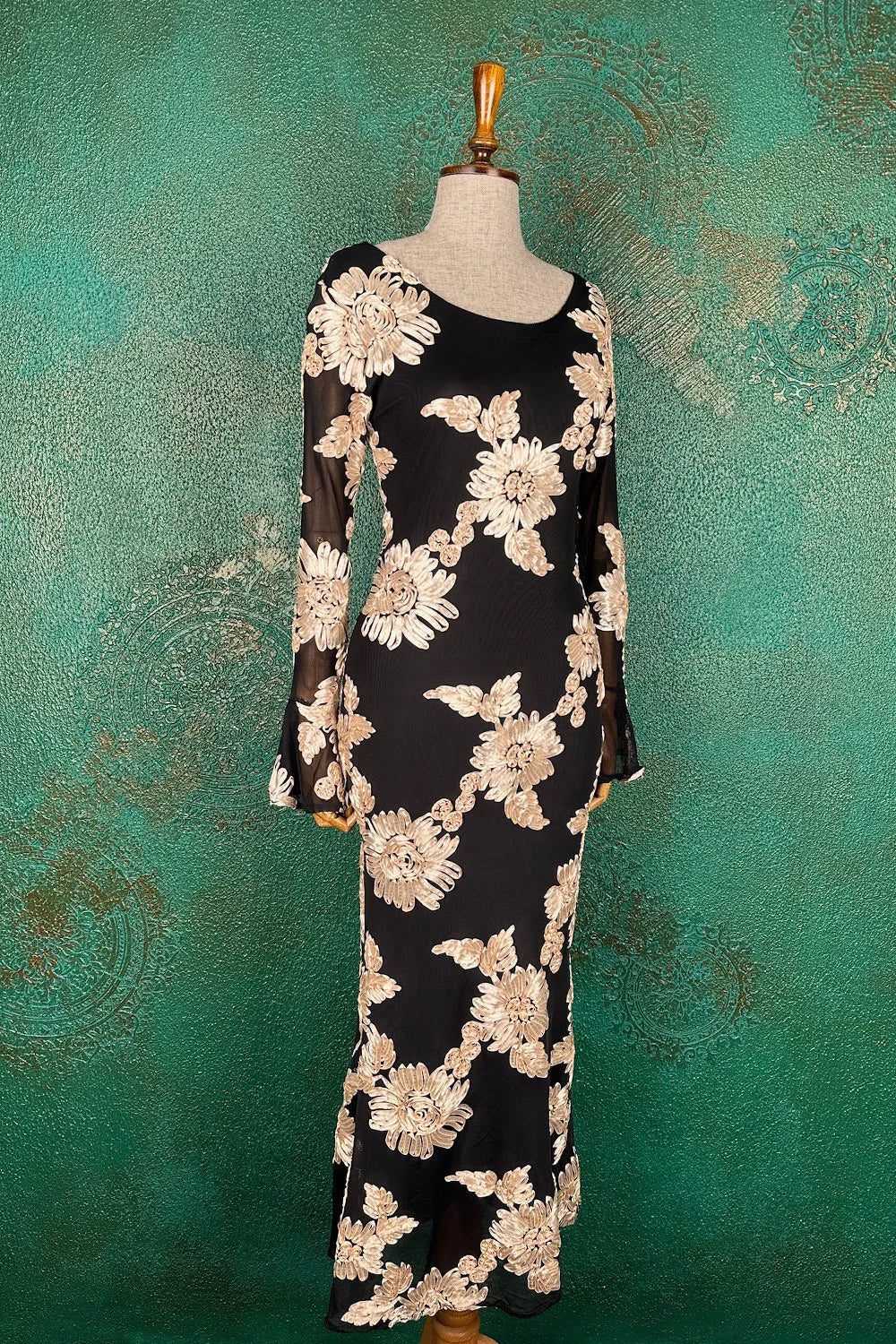 Çiçek İşlemeli Uzun Elbise