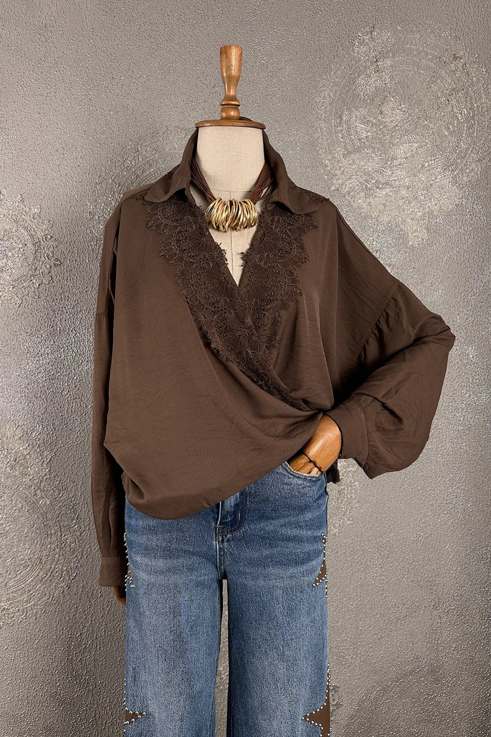 Kahverengi dantelli kruvaze gömlek, kadın, oversized kesim, lace detaylı yaka, önden görünüm
