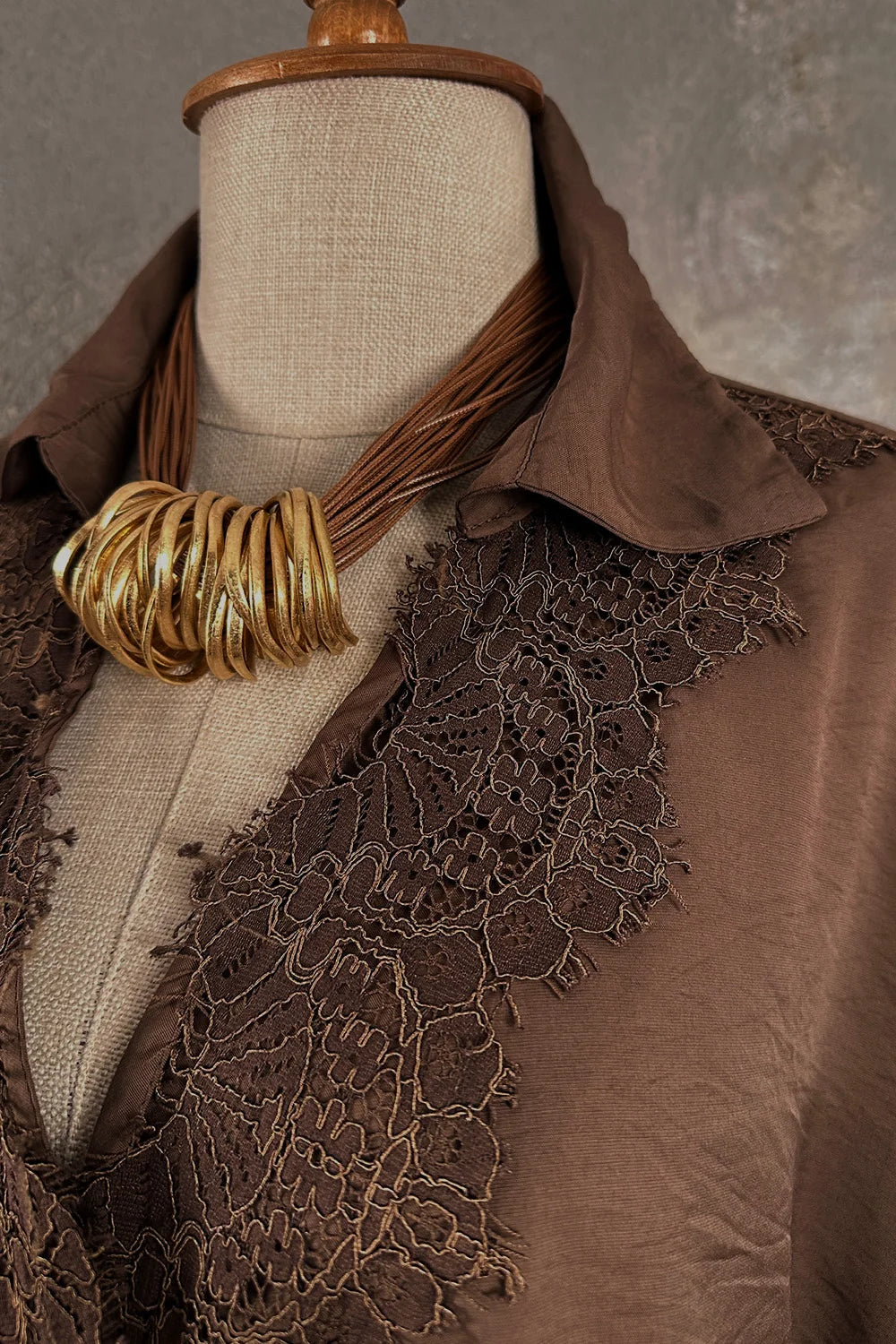 Kahverengi dantelli kruvaze gömlek, altın bilezik aksesuarı, kadın moda, detay görünüm