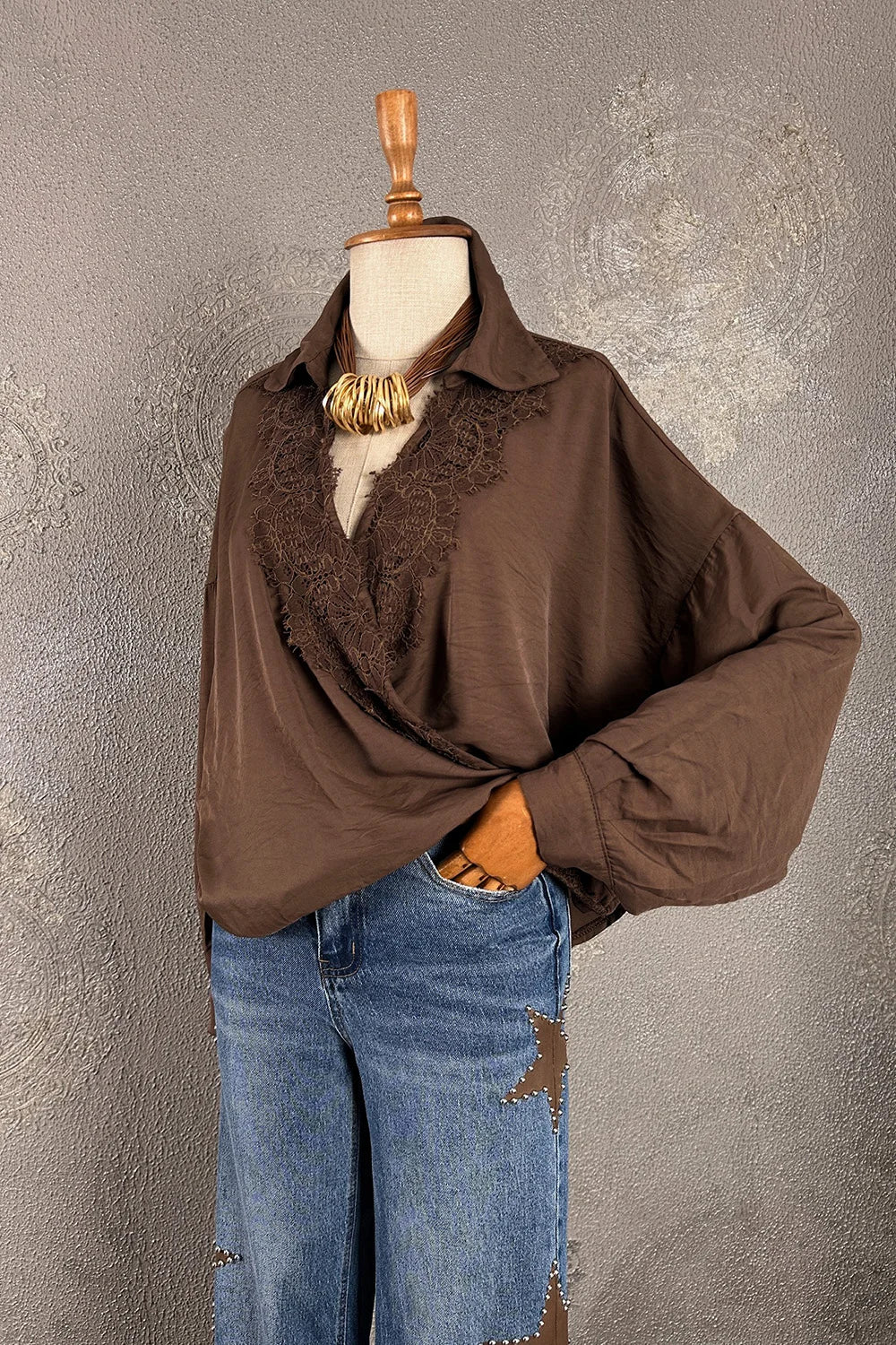 Kahverengi dantelli kruvaze gömlek, kadın, vintage stil, altın aksesuar detaylı, oversize kesim, önden görünüm