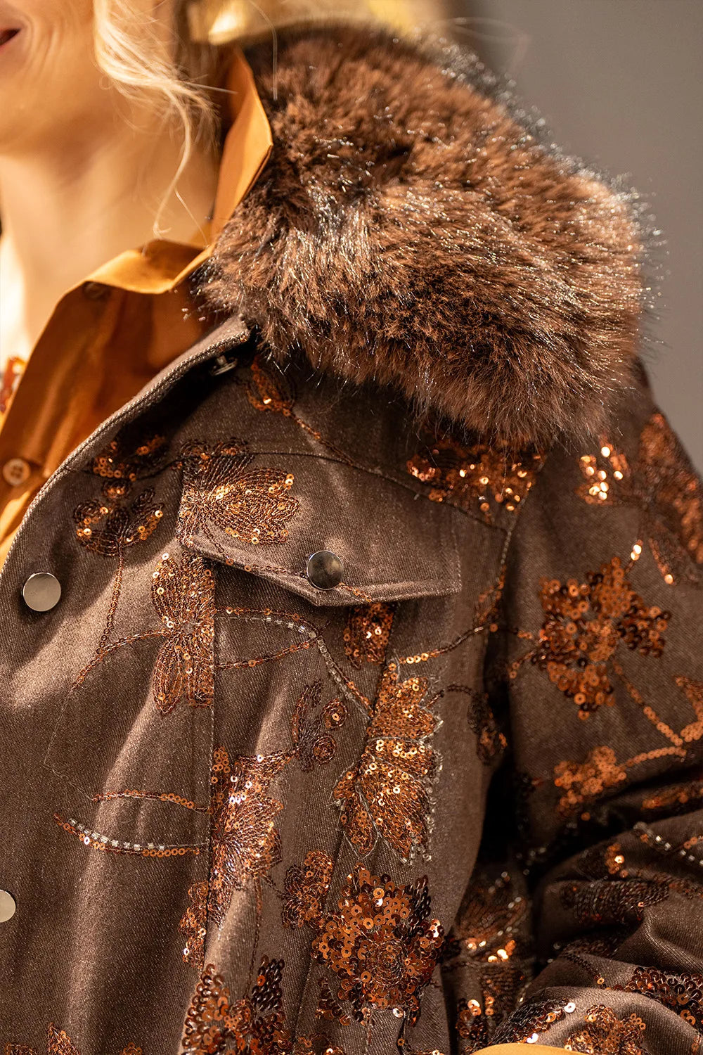 Pul İşlemeli Kürk Yakalı Mont