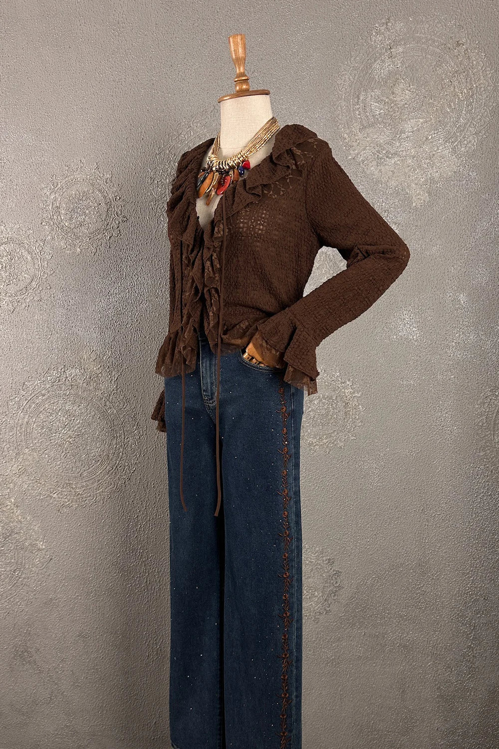 Kahverengi volanlı dantel bluz, kadın giyim, denim pantolon kombinli, vintage tarzı, önden görünüm