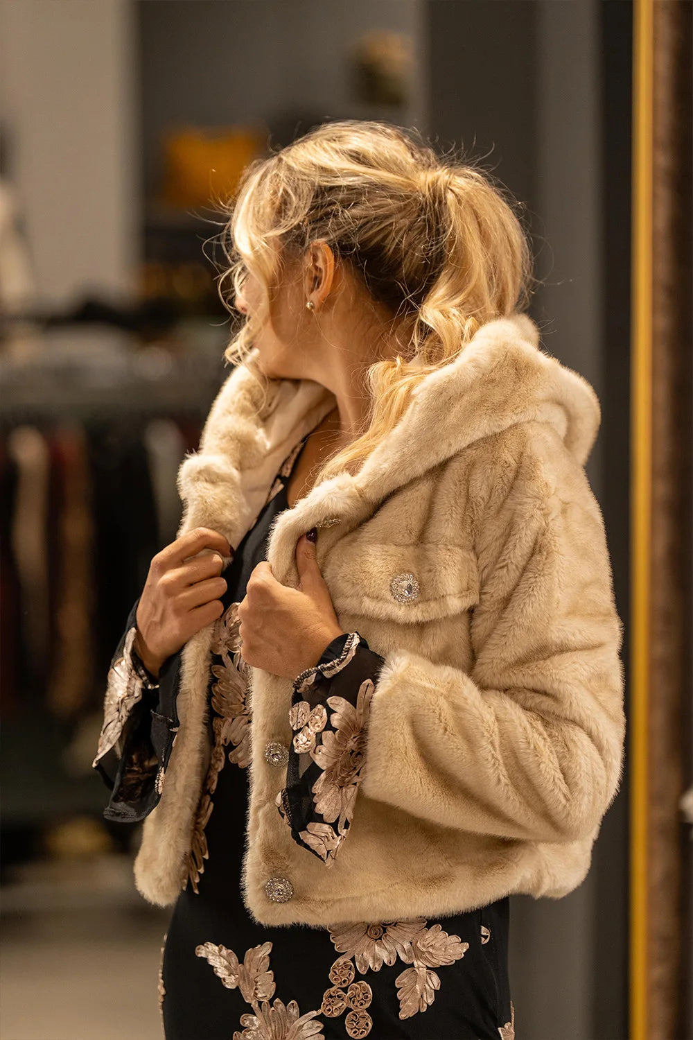 Kapüşonlu Kısa Kürk Mont