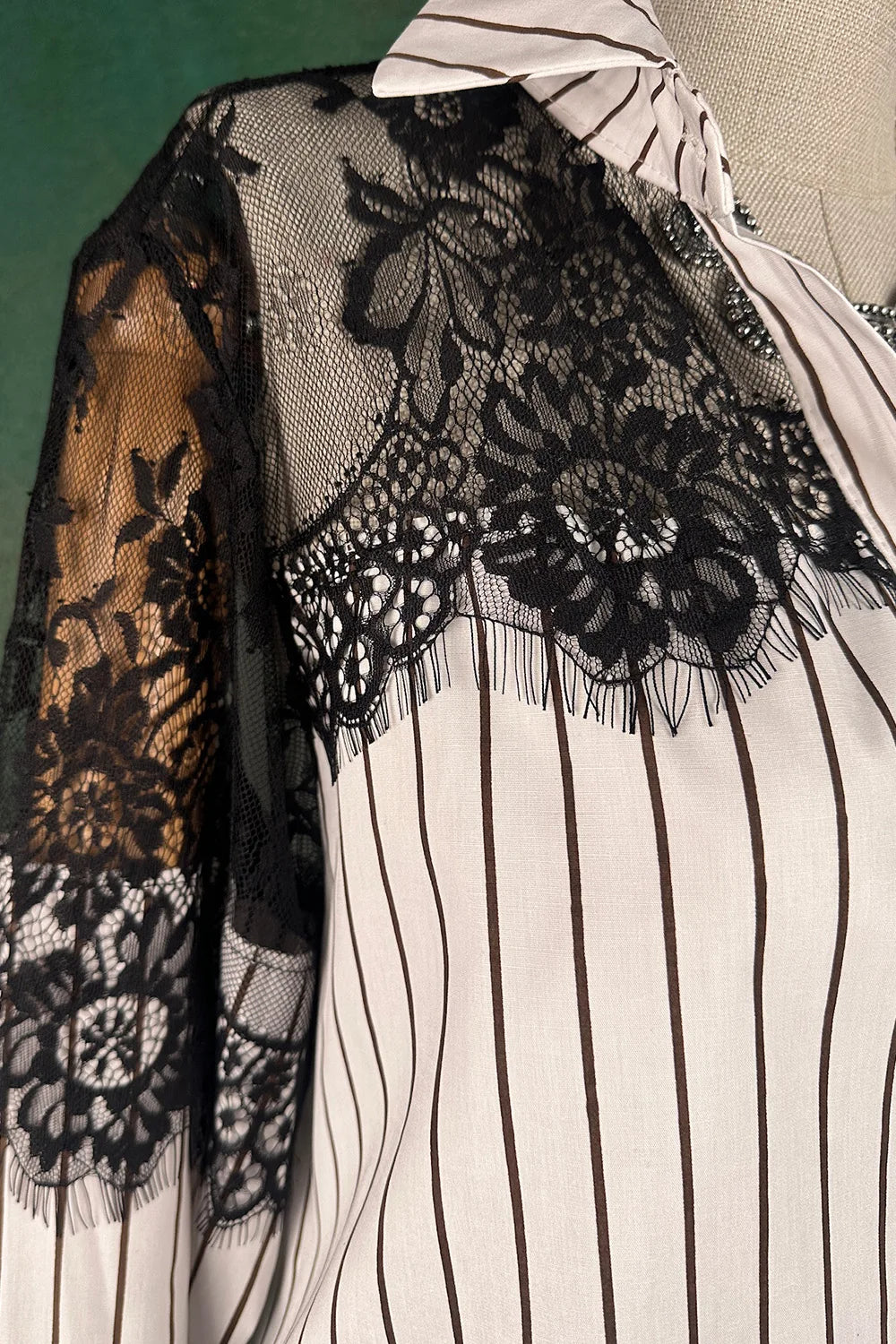 Dantel Detaylı Çizgili Gömlek