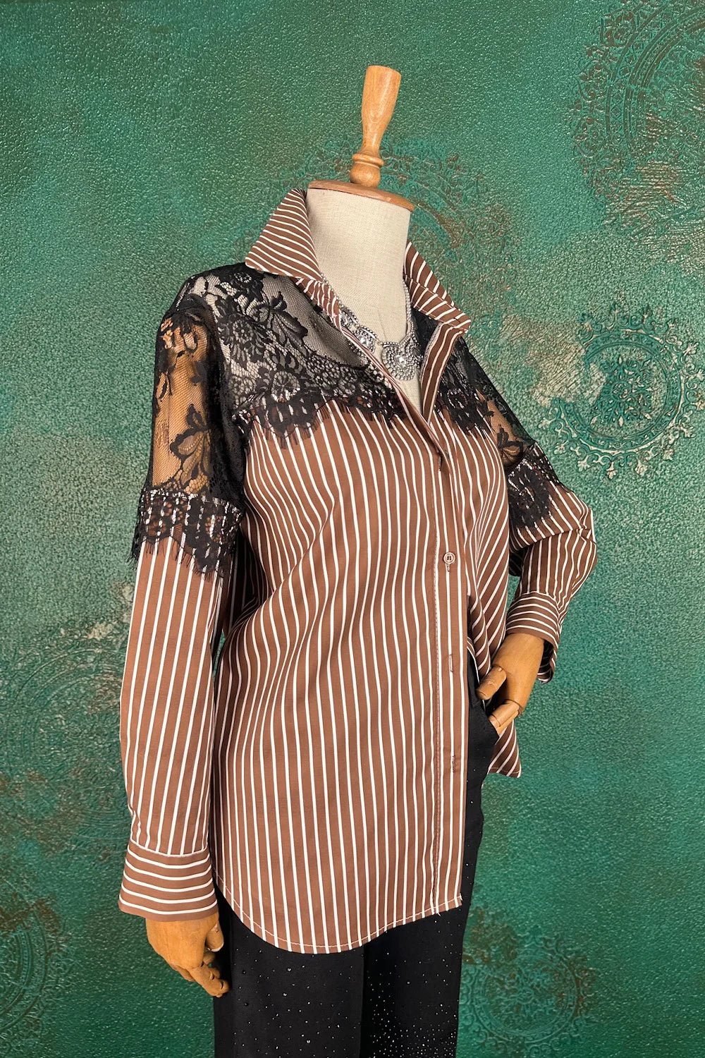 Dantel Detaylı Çizgili Gömlek