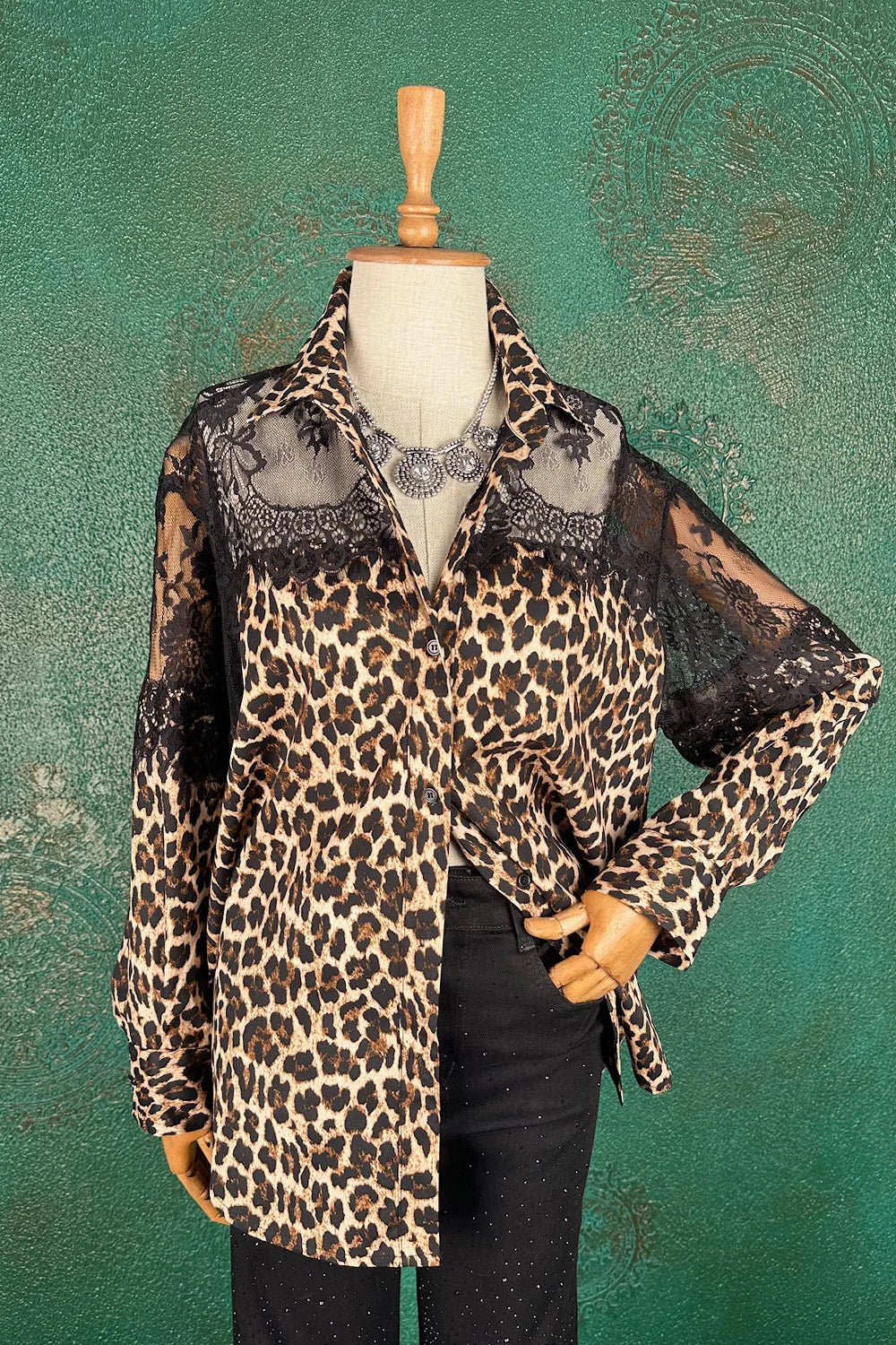 Dantel Detaylı Leopar Desenli Gömlek