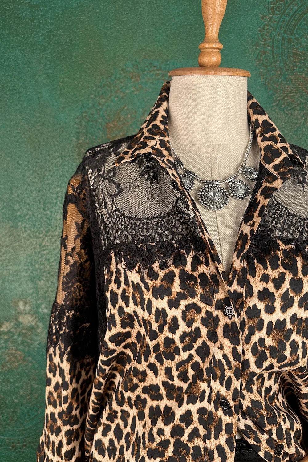 Dantel Detaylı Leopar Desenli Gömlek