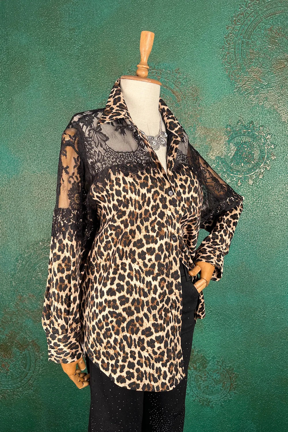 Dantel Detaylı Leopar Desenli Gömlek