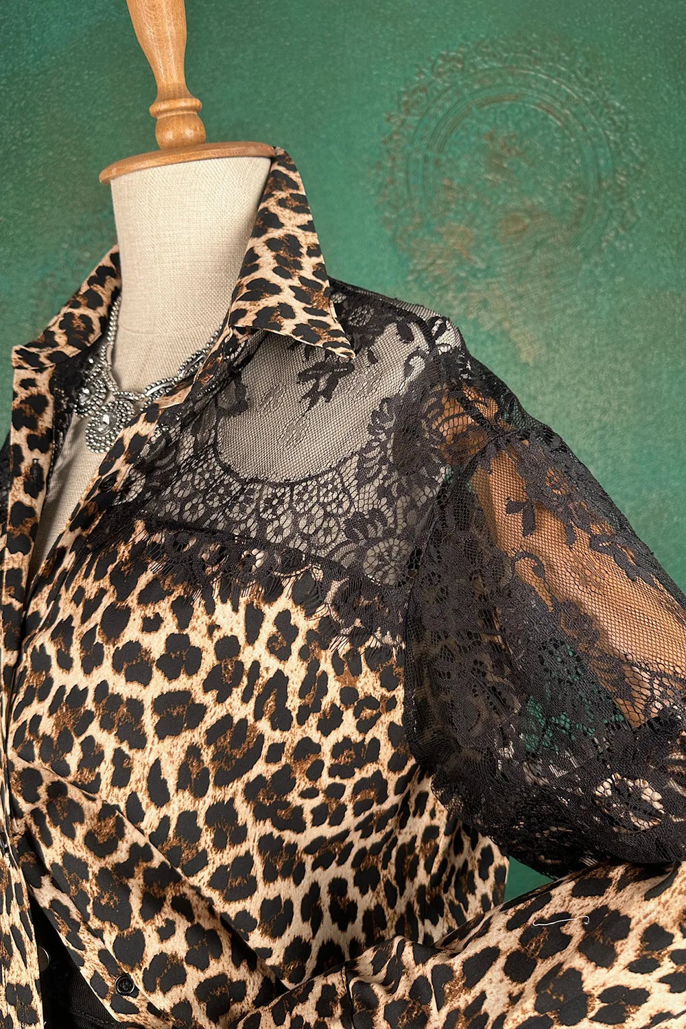 Dantel Detaylı Leopar Desenli Gömlek
