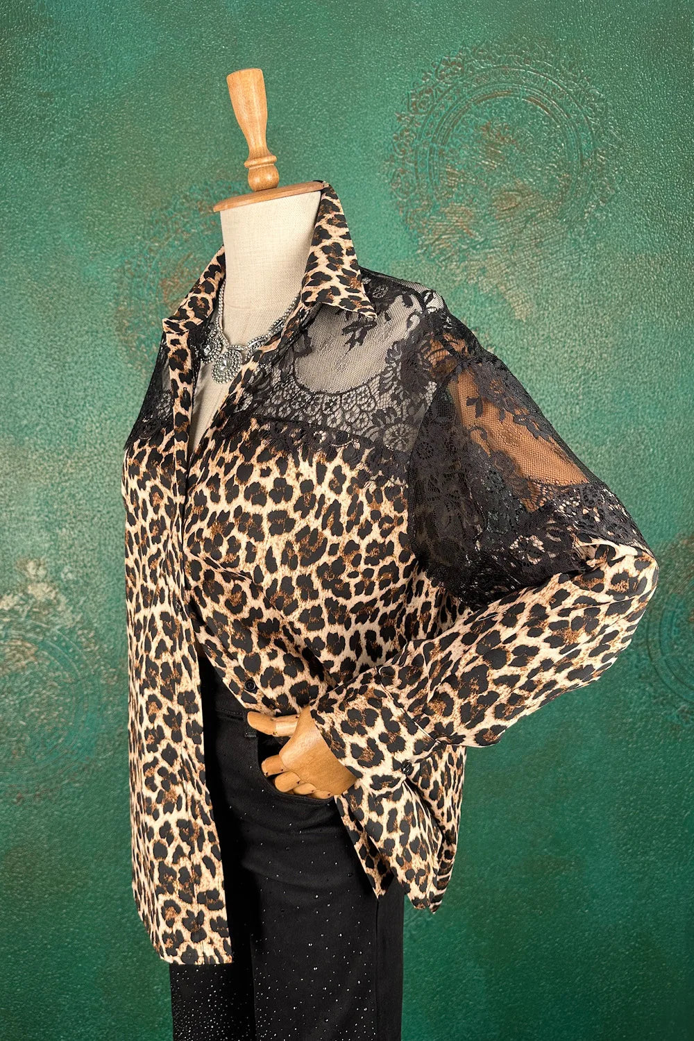 Dantel Detaylı Leopar Desenli Gömlek