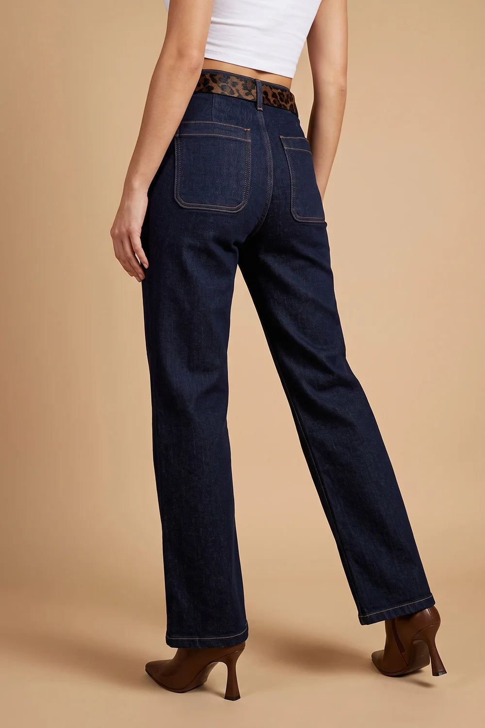 Lacivert düz paça jean, cep detaylı, yüksek bel kesimi, kadın denim pantolon, yandan görünüm