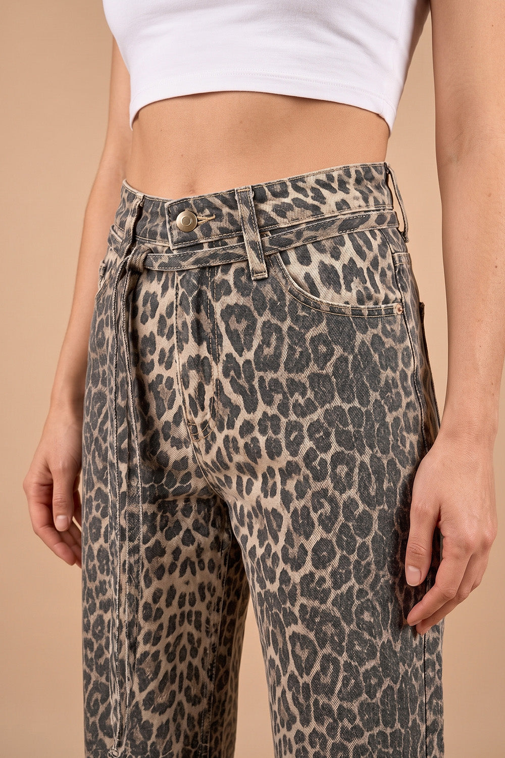Yıkamalı leopar desenli kadın jeans, vintage tarzı, yüksek bel, önden görünüm, beige-gri renk