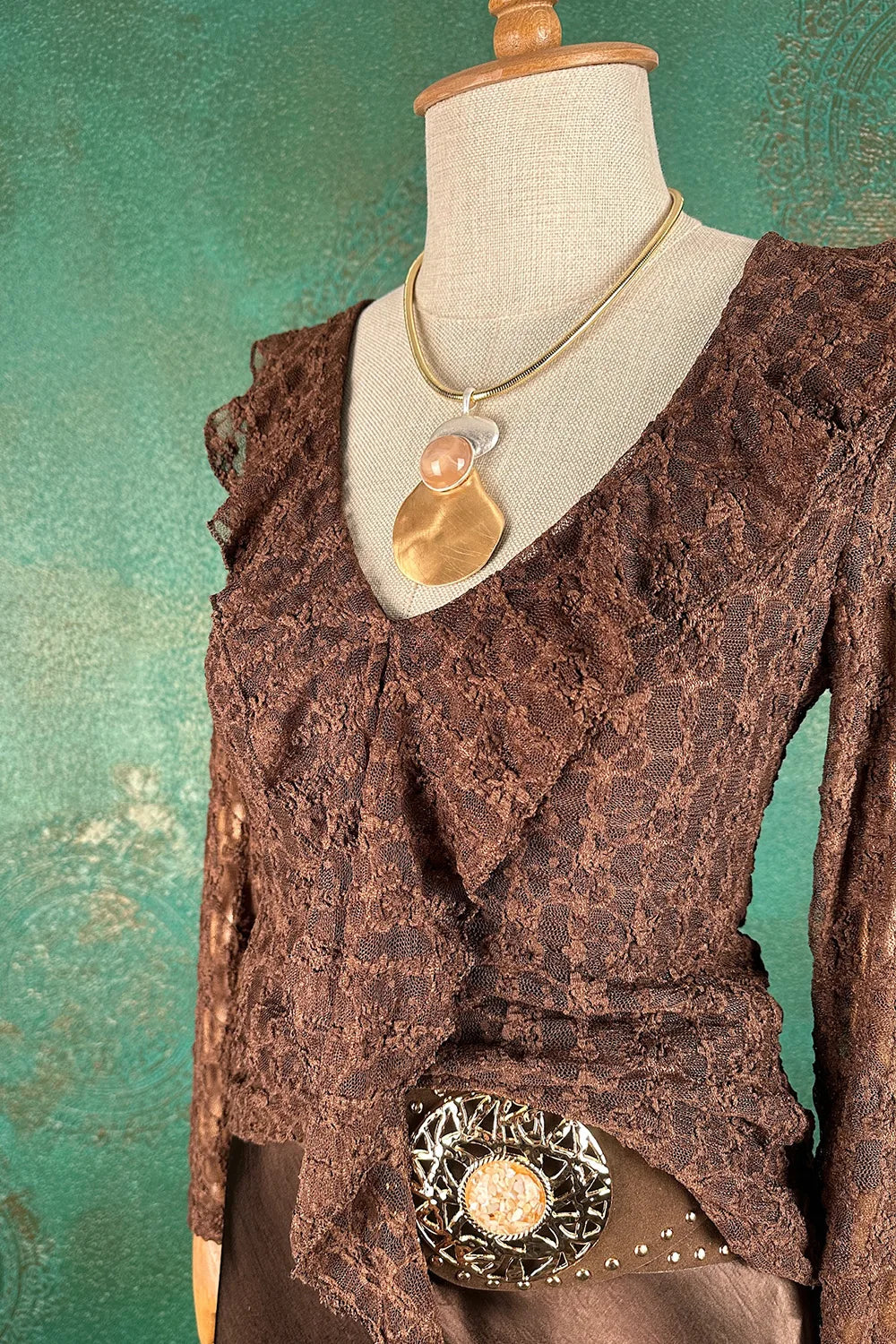 Volan Detaylı Dantelli Bluz