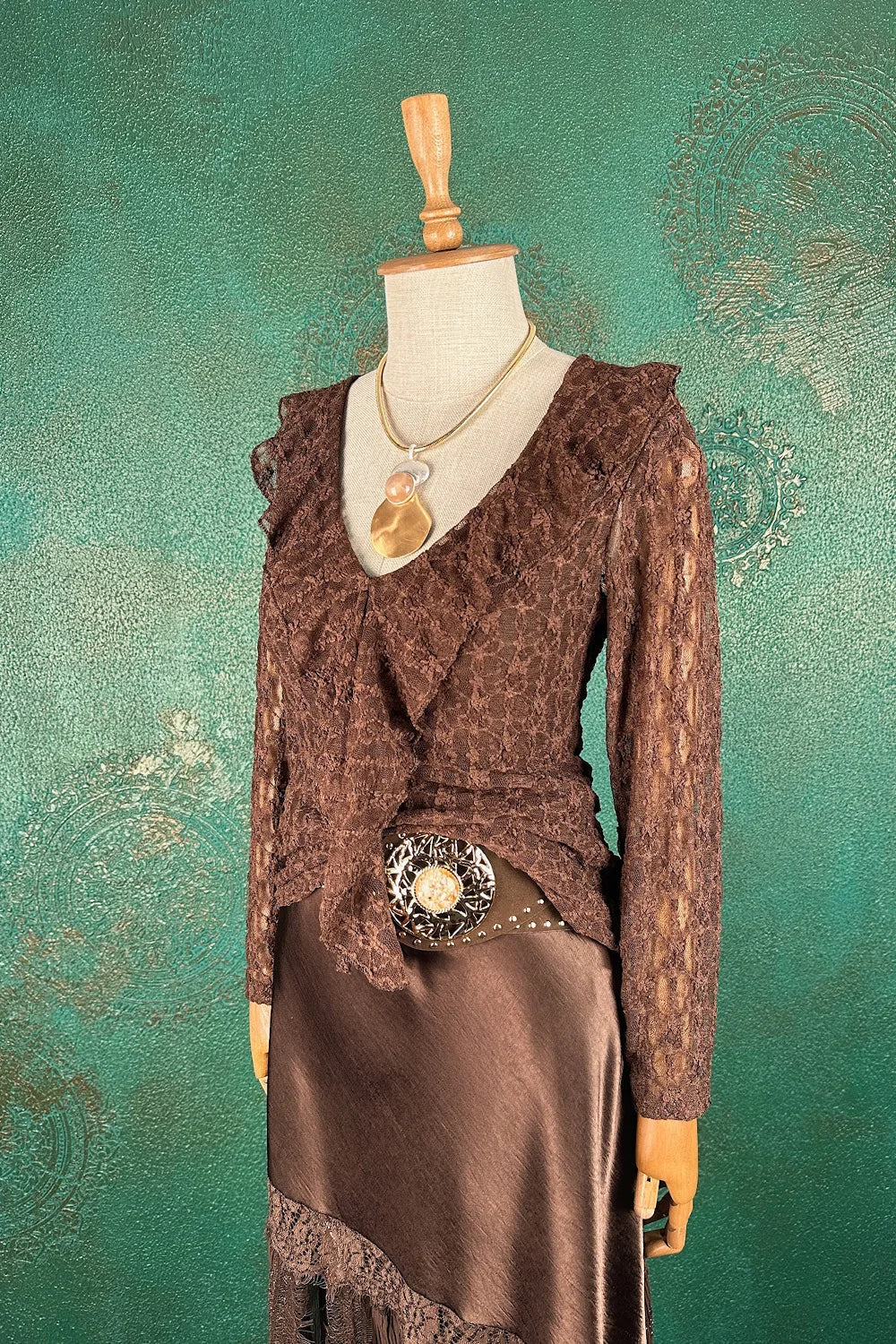 Volan Detaylı Dantelli Bluz