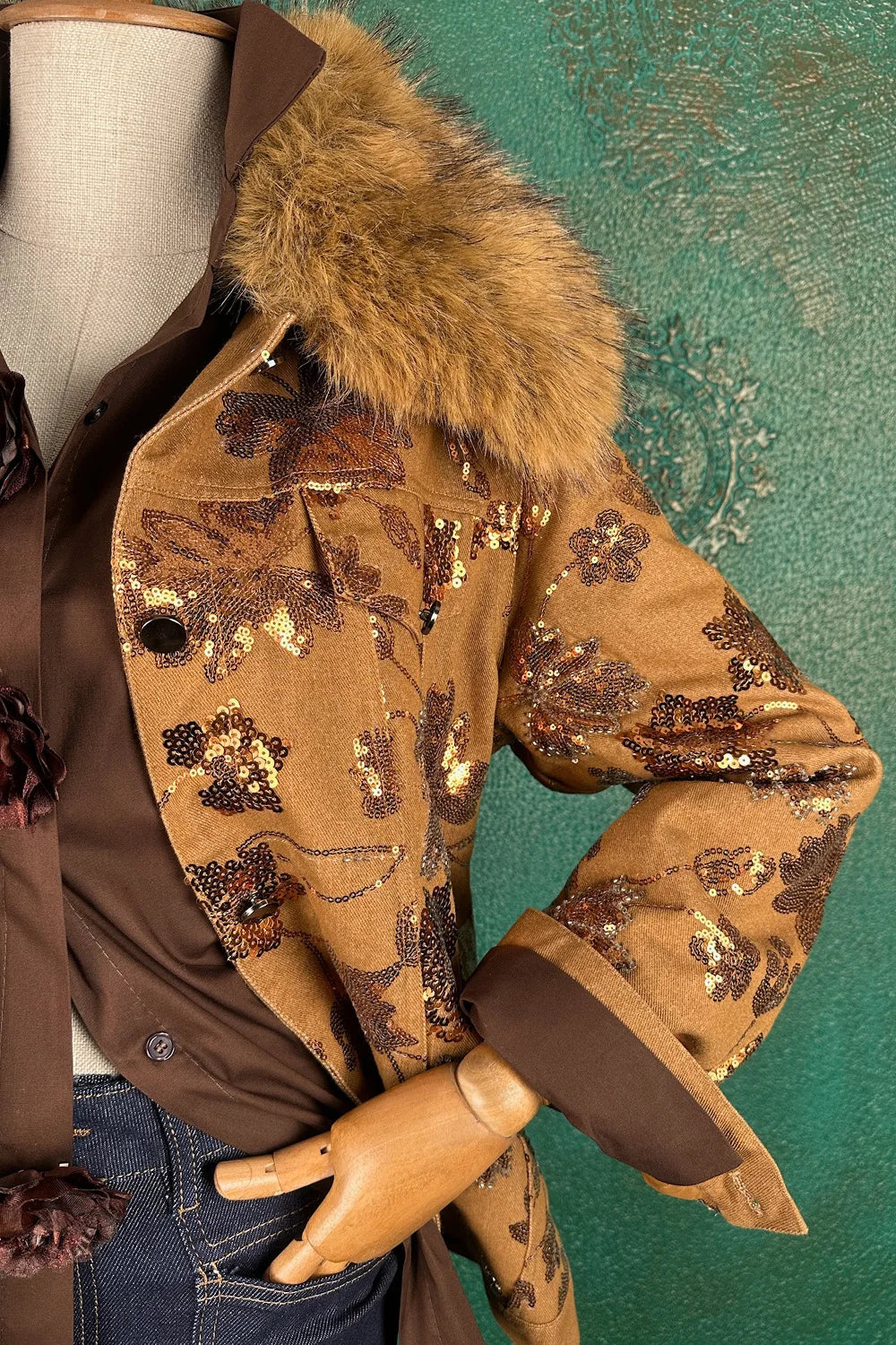 Pul İşlemeli Kürk Yakalı Mont