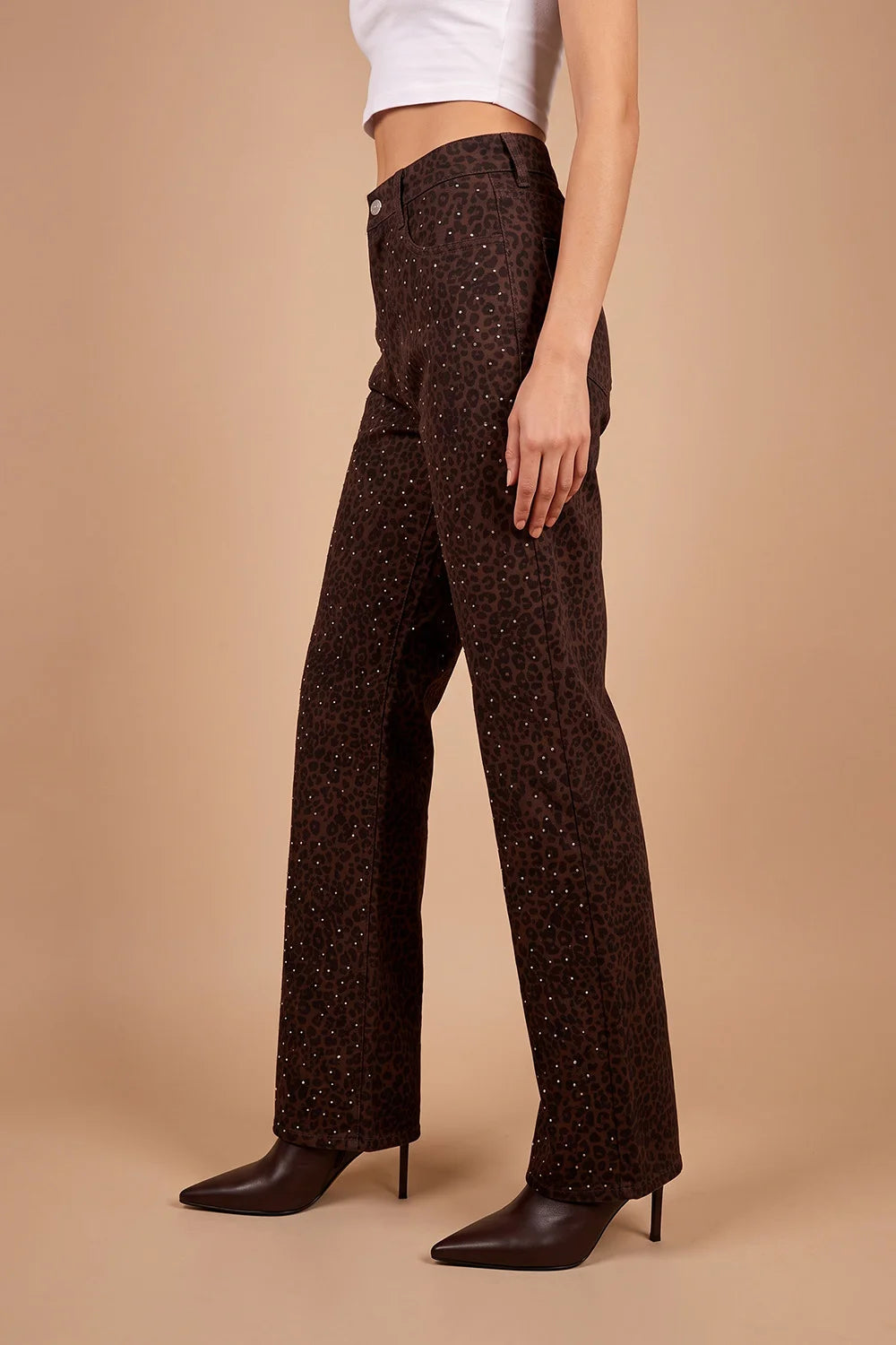 Leopar desenli taş işlemeli kahverengi kadın jeans, dar paça kesim, yandan görünüm, şık ve modern stil