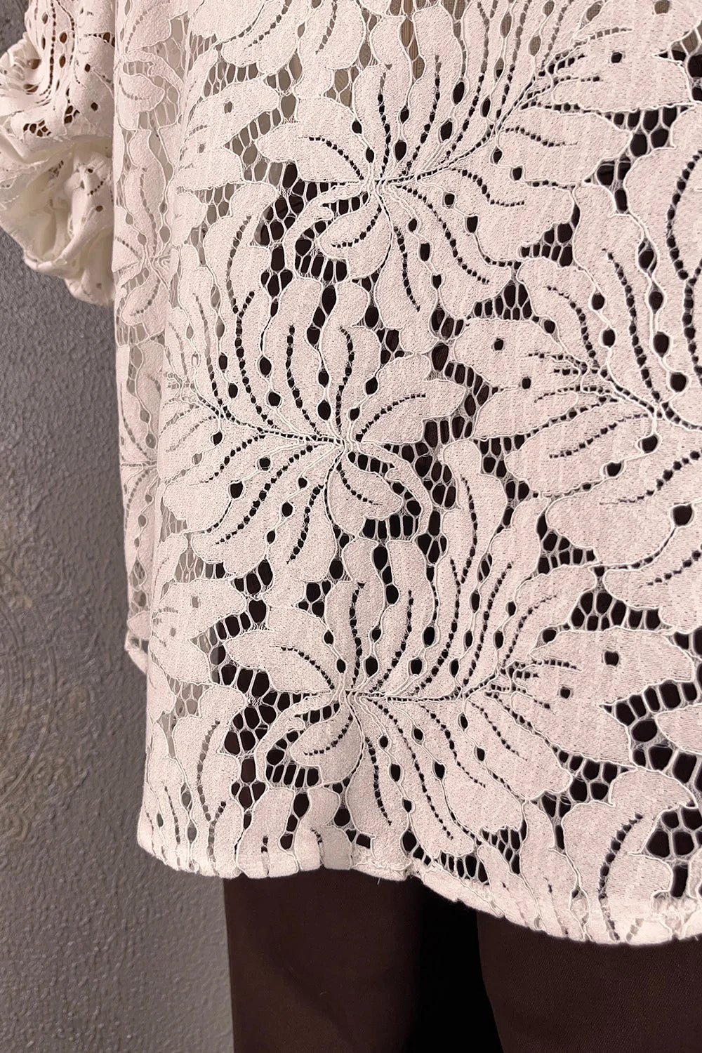 Krem dantel baskılı kadın gömlek, çiçek motifli, uzun kollu, şık kesim, önden görünüm detayı