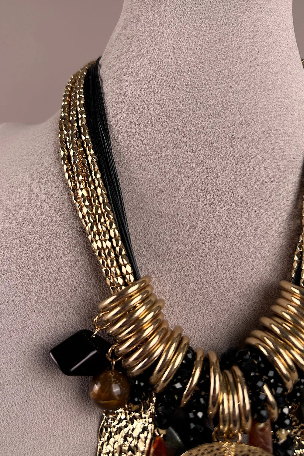 Gold zincirli bohem kadın kolye, siyah püsküllü detaylı, etnik tarzı aksesuar, önden görünüm