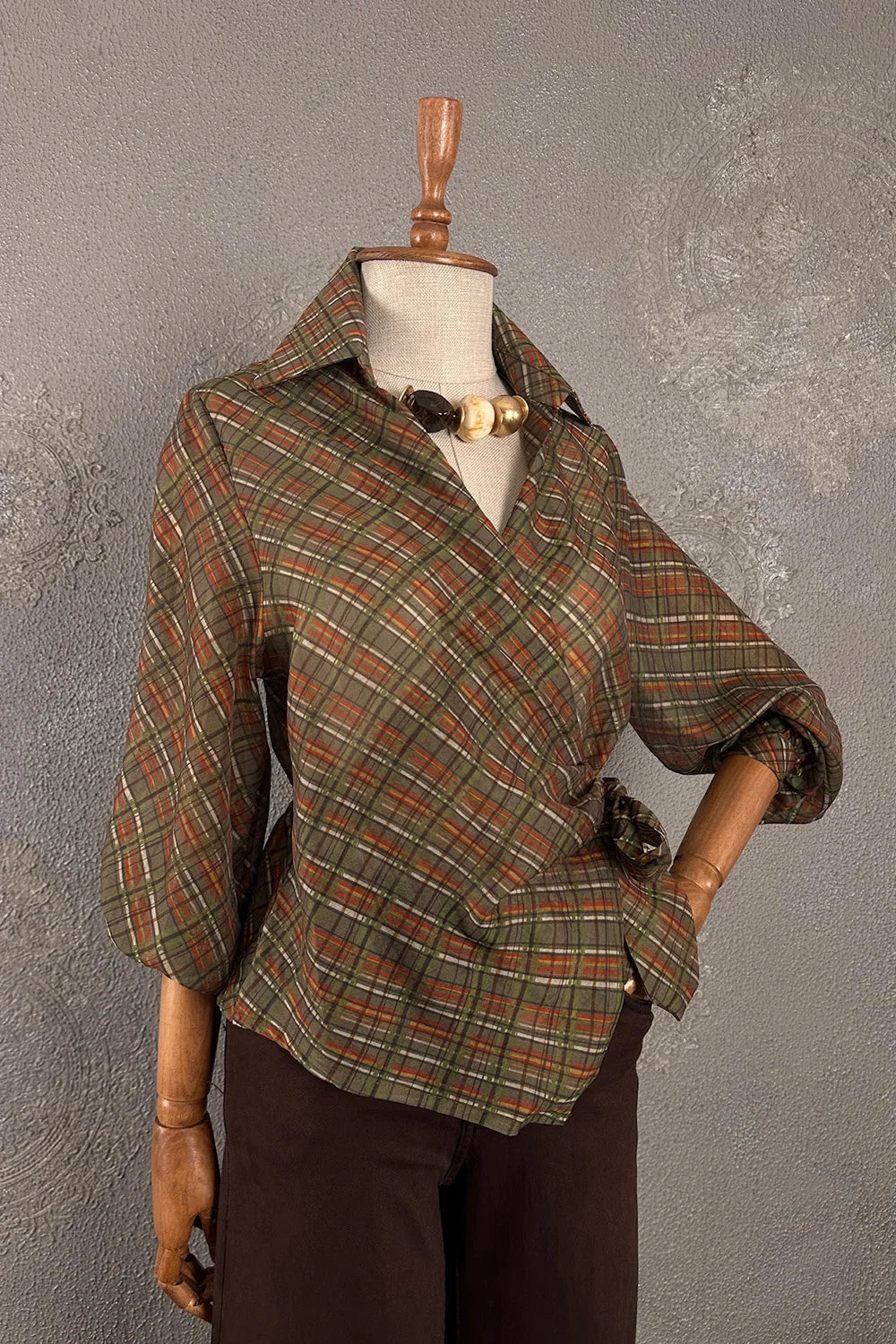 Yeşil kahverenli ekose desenli kruvaze kadın gömlek, vintage stil, oversize kesim, detaylı görünüm