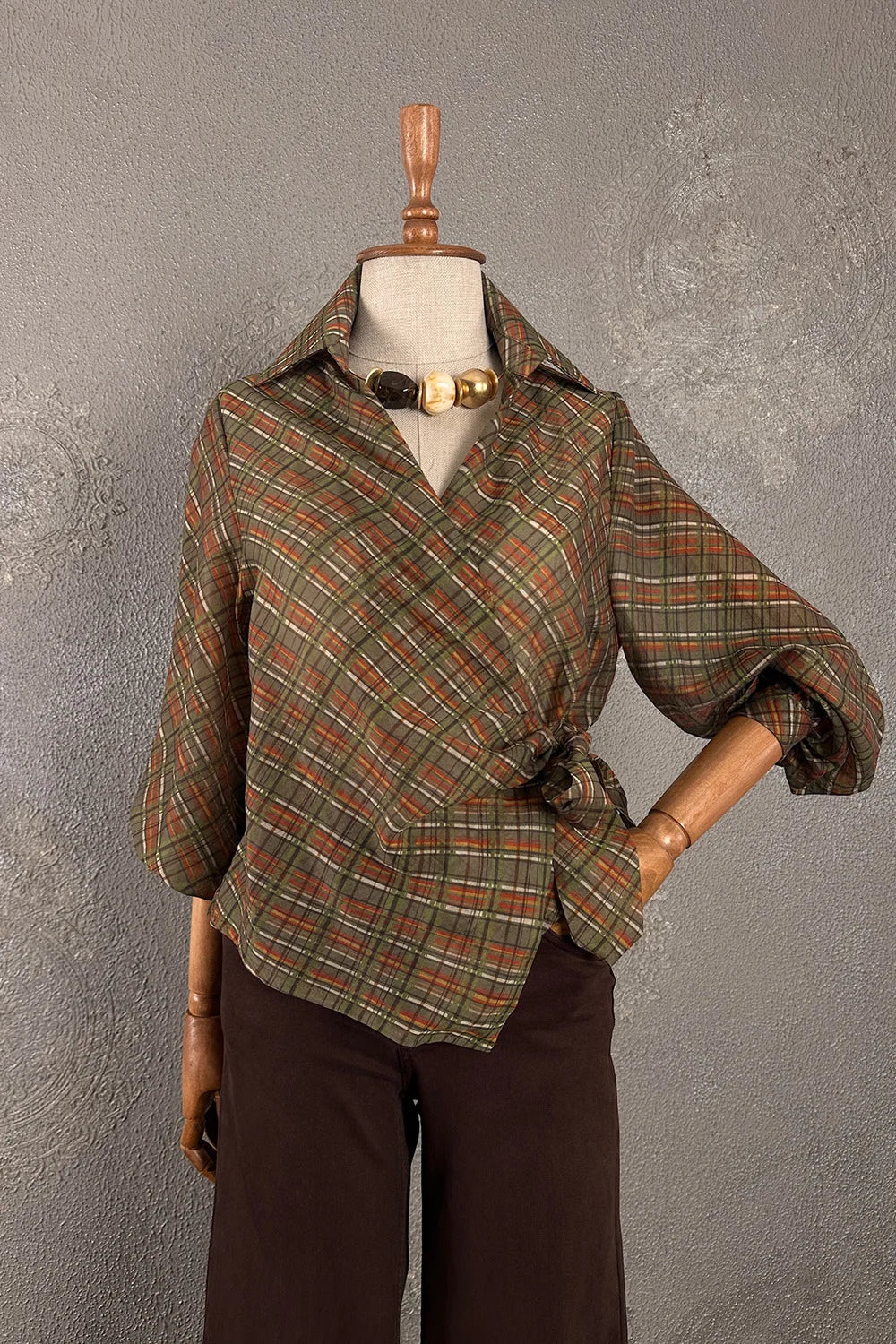 Yeşil kahverengi kareli kruvaze gömlek, kadın, oversize kesim, uzun kollu, önden görünüm, vintage stil