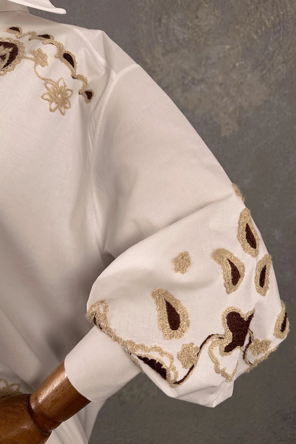 Krem nakışlı oversize gömlek, altın ve kahverengi işlemeli detaylar, yumuşak kumaş, kadın için şık tasarım, yandan görünüm
