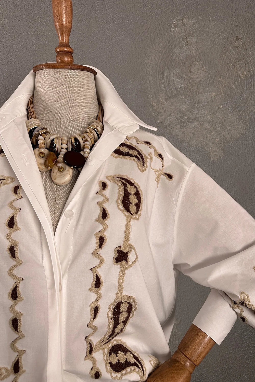 Krem nakışlı oversize gömlek, kahverenli çiçek aplike detaylı, kadın için, önden görünüm, uzun kollu
