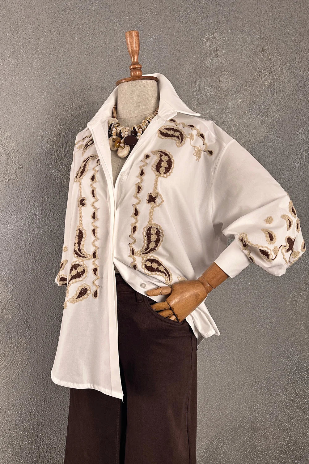 Krem nakışlı oversize gömlek, kahverenli paisley detaylı, puf kollu, kadın için şık tasarım, önden görünüm