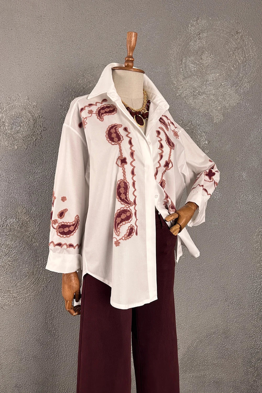 Beyaz nakışlı oversize gömlek, bordo çiçek deseni, kadın için, uzun kollu, şık kesim, önden görünüm