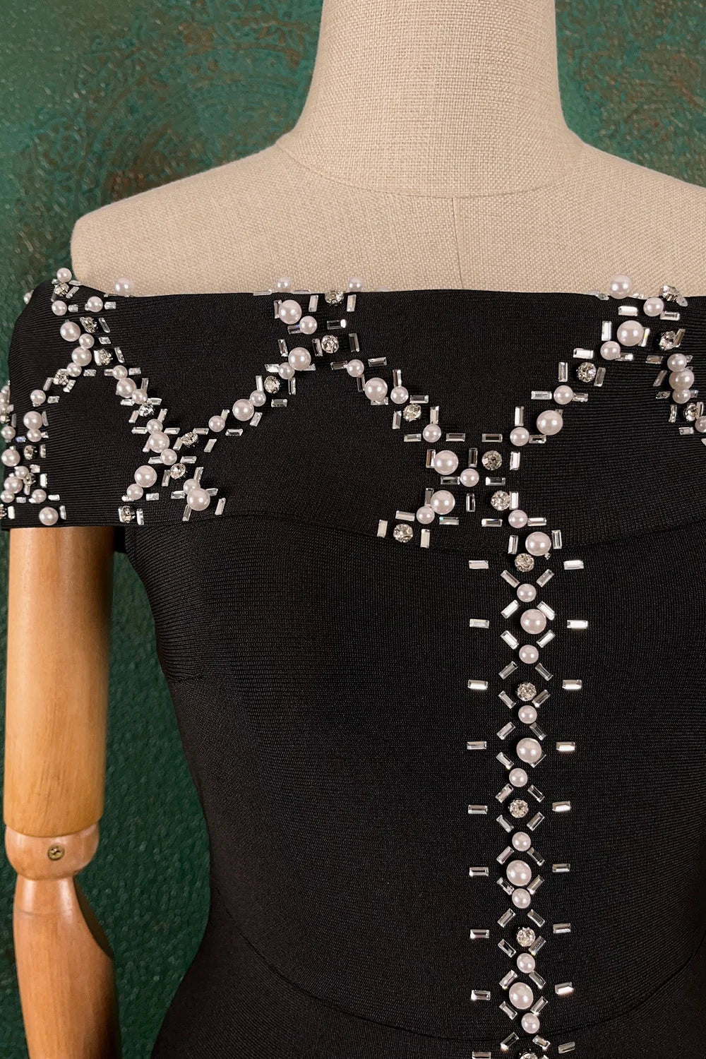 Taş İşlemeli Omzu Açık Elbise