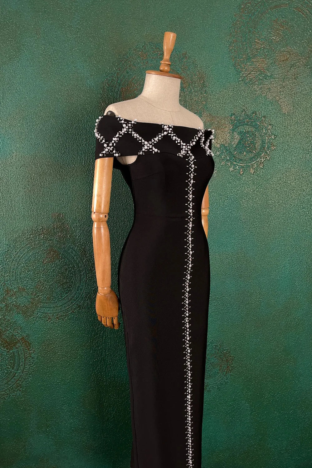 Taş İşlemeli Omzu Açık Elbise