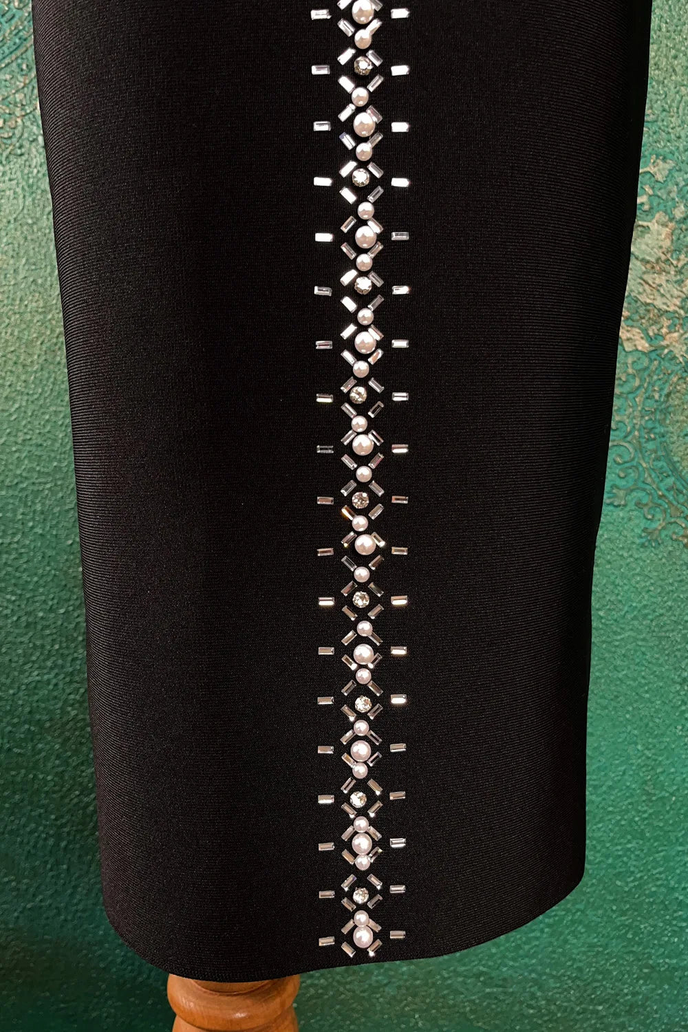 Taş İşlemeli Omzu Açık Elbise